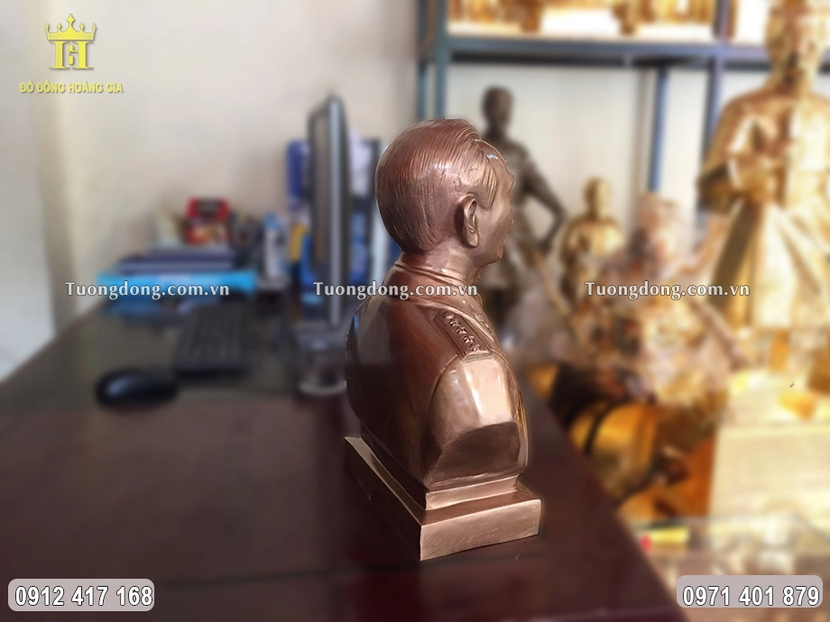 Hình ảnh nhìn nghiêng của bức tượng đồng